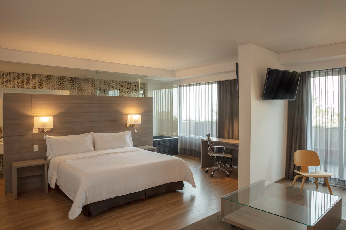 Fiesta Inn Morelia Altozano — Junior Suite, con sala y cama king