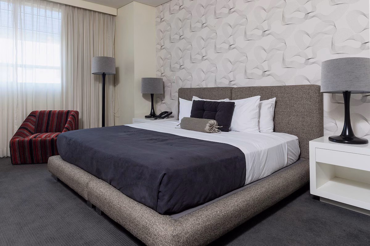 Gamma Morelia Beló — Cama king, sillón y mesa de noche