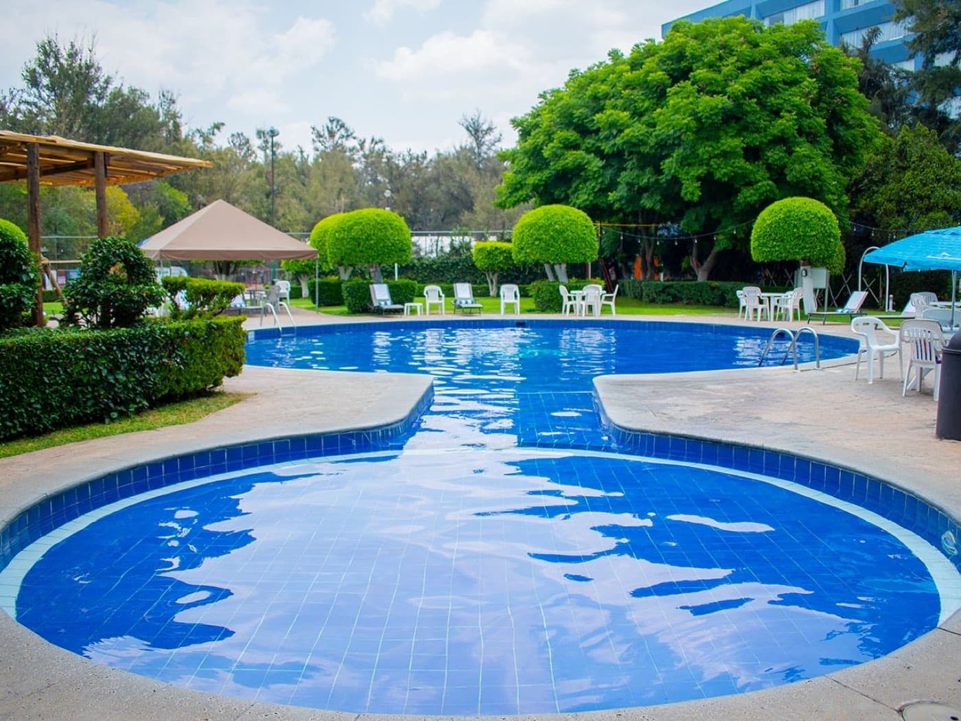 Grand Cantalagua Hotel Morelia — Centro de Convenciones — Alberca climatizada al aire libre, con sus áreas de descanso