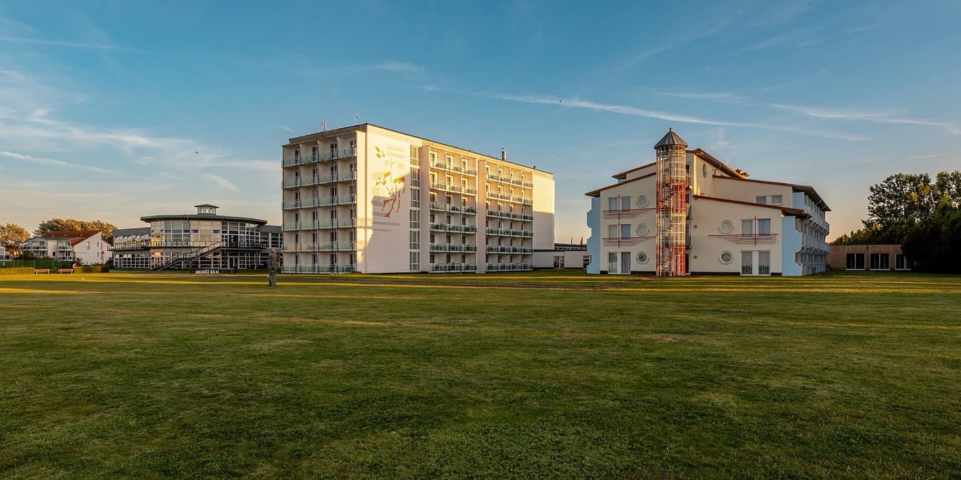 Hotel Ejemplo · demostración de la plataforma — Fachada y jardines del hotel