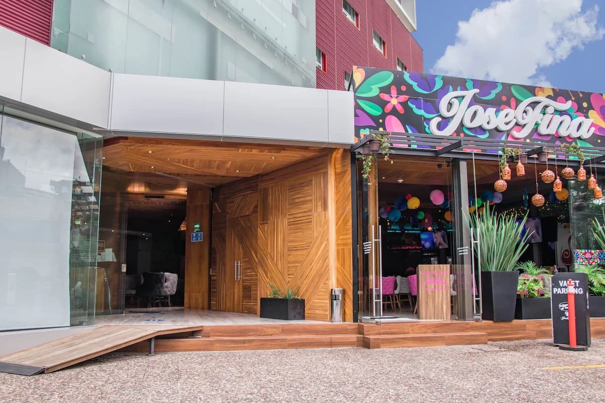 Gamma Morelia Beló — Entrada del hotel y del restaurante Josefina Folklore Mexicano