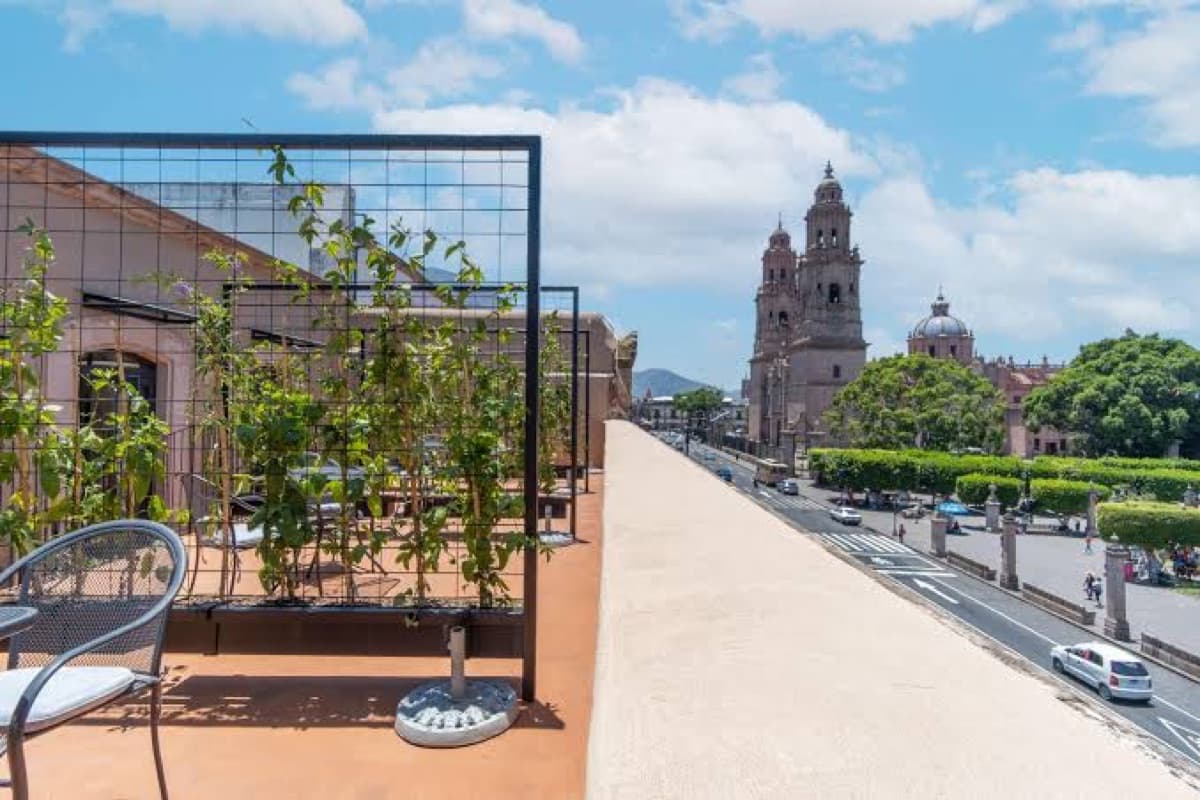 Holiday Inn Express Morelia Centro Histórico by IHG — Terraza con vista a la catedral