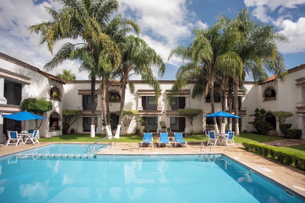 Holiday Inn Express Morelia — Alberca y jardines