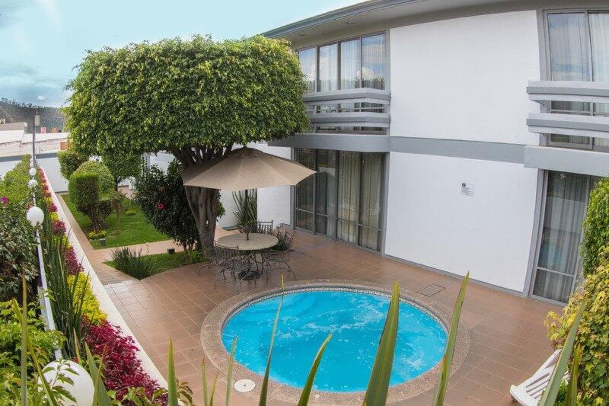 Hotel Horizon Morelia & Convention Center — Patio y alberca
